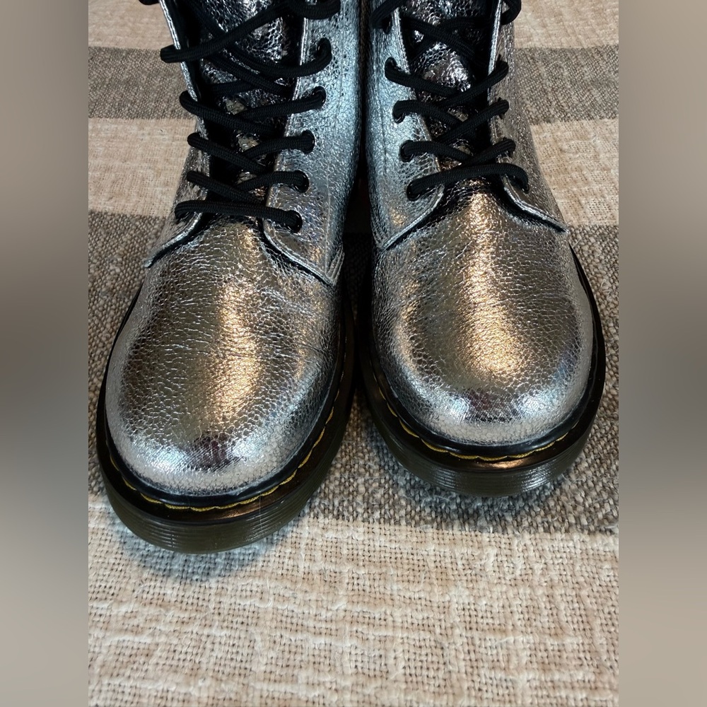 Dr Martens Jr 1460 Crinkle Silver Metallic Lace Up boots
SZ 4M - Picture 10 of 11